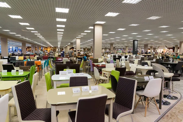 Khimki, Rússia - setembro 03.2016. Mesas e cadeiras na maior loja de móveis Grand — Fotografia de Stock