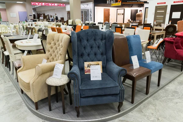 Khimki, Russie - Septembre 03.2016. tables et chaises chères dans le plus grand magasin de meubles Grand — Photo