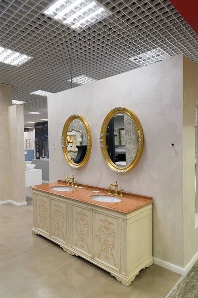 Khimki, Rússia - Setembro 03.2016. venda de torneira de água rica e utensílios sanitários na maior loja de móveis Grand — Fotografia de Stock