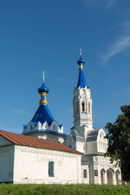 Lipetsk, Rusya - Ağustos 10.2016. Bir yaz günü Korobovka köyünde St. Dmitry Solunsky Kilisesi