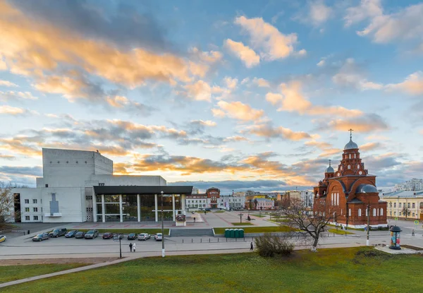 Vladimir, Federacja Rosyjska-05.11.2015. Stary wierzących Świątynia Trójcy w plac teatralny — Zdjęcie stockowe