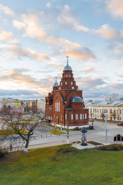 Vladimir, Rusya Federasyonu-05.11.2015. Tiyatro Meydanı'nda eski müminler Tapınağı Trinity — Stok fotoğraf