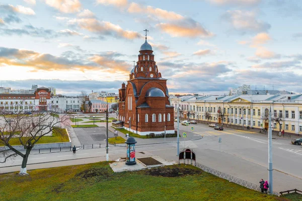 Vladimir, Rússia - 05.11.2015. Templo dos Velhos Crentes Trindade em Theatre Square — Fotografia de Stock