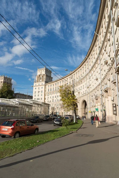 Moscú, Rusia-Octubre 01.2016. Famosas casas históricas Arquitectura estalinista en Leninsky Prospekt —  Fotos de Stock