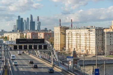 Moscow, Rusya Federasyonu-Ekim 01.2016. Andreyevsky köprü ve İş Merkezi Moskova şehir görünümünü