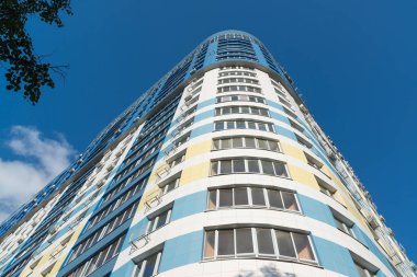 çok katlı konut mavi gökyüzü arka plan üzerinde bina modern