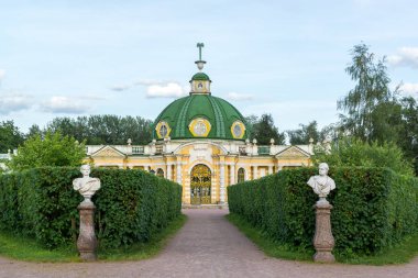 Moskova, Rusya - Haziran 10.2016. Kuskovo Emlak ve peyzaj tasarım Pavyonu mağara