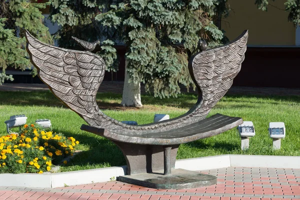 Khimki, Russia-September 03. 2016. Sculpture - bench of reconciliation in the central square — Stock Photo, Image