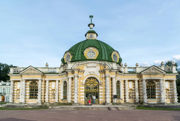 Moskou, Rusland - juni 10.2016. Paviljoen Grotto in Kuskovo landgoed — Stockfoto