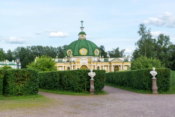 Moscou, Rússia - 10 de junho de 2016. Pavilhão Gruta em Kuskovo propriedade e paisagismo — Fotografia de Stock