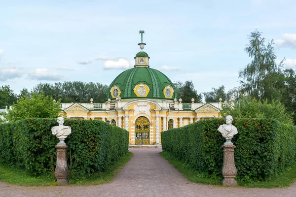 Moscou, Rússia - 10 de junho de 2016. Pavilhão Gruta em Kuskovo propriedade e paisagismo — Fotografia de Stock