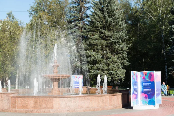 ヒムキ, ロシア-9 月 03。2016。 政府の建物の前に噴水 — ストック写真
