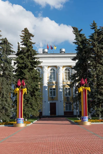 Khimki, Russia-03 settembre. 2016. l'edificio amministrativo sulla piazza centrale — Foto Stock