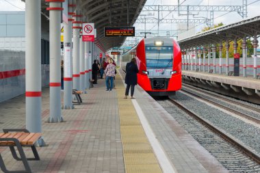 Moscow, Rusya Federasyonu-Ekim 01.2016. Tren Swallow istasyonunda Shelepiha Moskova Merkezi yüzük