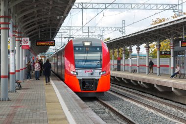 Moscow, Rusya Federasyonu-Ekim 01.2016. Tren Swallow istasyonunda Shelepiha Moskova Merkezi yüzük