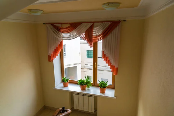 Деталь коридора с окном — стоковое фото