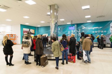 Volgograd, Rusya Federasyonu - Ekim 31.2016. Yolcu Bagaj bagaj atlıkarınca Aeroport Cterminalan içinde etrafında bekliyor