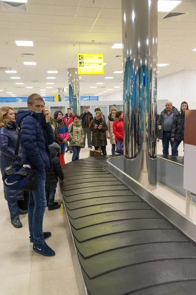 Volgograd, Russia - October 31.2016. Passengers await the luggage around baggage carousel in Cterminalan of Aeroport — Stock Photo, Image