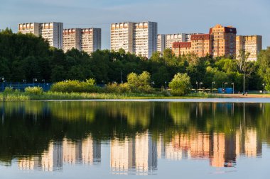 Okul göl günbatımı ışık Zelenograd bölgesinde, Moskova, Rusya