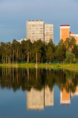 Ev günbatımı Zelenograd Moskova Bölgesi, Rusya ışıkta gölde yansıyan