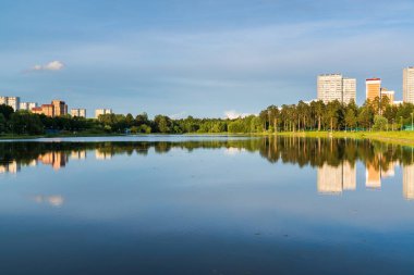 Okul göl günbatımı ışık Zelenograd, Moskova, Rusya