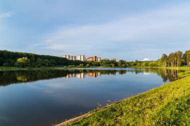 Okul göl günbatımı ışık Zelenograd, Moskova, Rusya