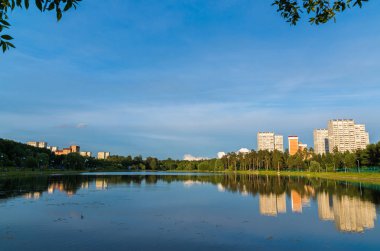 Okul göl günbatımı ışık Zelenograd, Moskova, Rusya