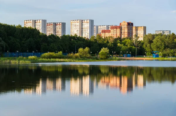 Lac de l'école à la lumière du coucher du soleil dans le district de Zelenograd de Moscou, Russie — Photo
