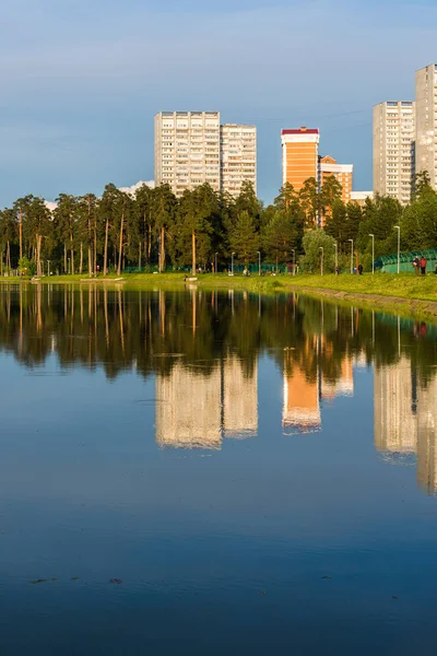 Maison reflétée dans le lac au coucher du soleil dans le quartier de Zelenograd à Moscou, Russie — Photo