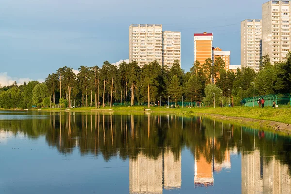 Maison reflétée dans le lac au coucher du soleil dans le quartier de Zelenograd à Moscou, Russie — Photo