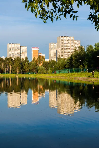 Ház tükröződik a tó naplemente fény Zelenograd Moscow district, Oroszország — Stock Fotó