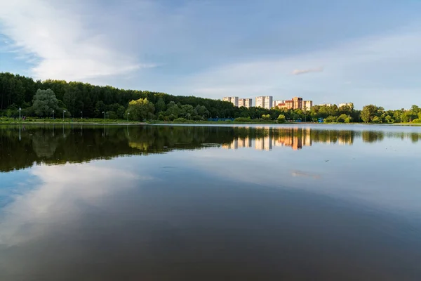 Lac de l'école dans la lumière du coucher du soleil à Zelenograd de Moscou, Russie — Photo