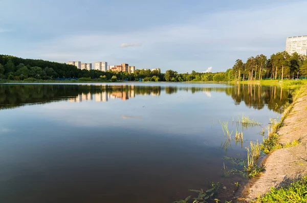 Σχολείο λίμνη στο φως του ηλιοβασιλέματος στη Zelenograd της Μόσχας, Ρωσία — Φωτογραφία Αρχείου