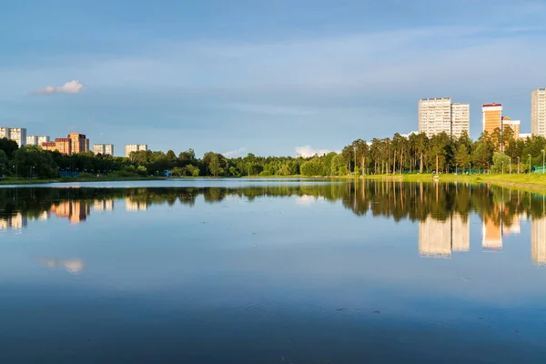 मॉस्को, रूस के ज़ेलेनोग्राद में सूर्यास्त प्रकाश में स्कूल झील — स्टॉक फ़ोटो, इमेज