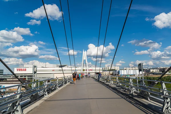 Krasnogorsk, Russia - July 09.2016. People go on cable-stayed pedestrian bridge. — Stock Photo, Image