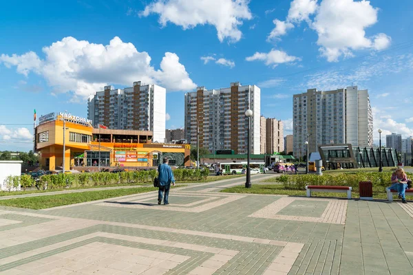 Moscú, Rusia - 09.2016. paisaje urbano con Chayhona número 1 - red de restaurantes de comida uzbeka en Mitino —  Fotos de Stock