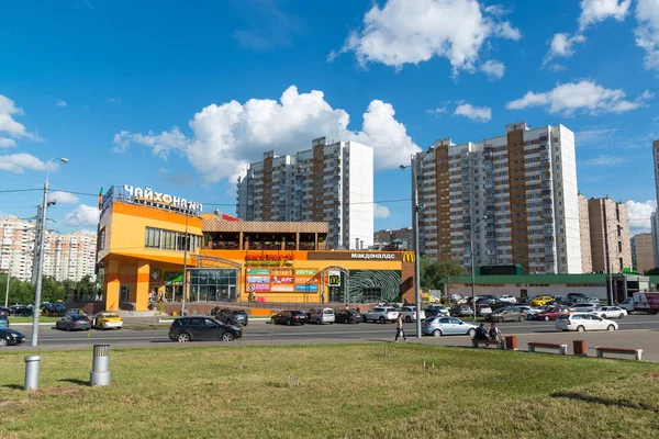 Moscou, Rússia - julho 09.2016. paisagem urbana com Chayhona número 1 - rede de restaurantes de comida uzbeque em Mitino — Fotografia de Stock