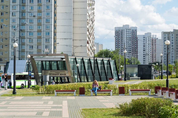 Moskva, Rusko - červenec 09.2016. Panoráma v Mitino s metro stanice Pyatnickoe šosse — Stock fotografie