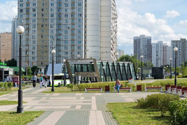 Moskva, Rusko - červenec 09.2016. Panoráma v Mitino s metro stanice Pyatnickoe šosse — Stock fotografie