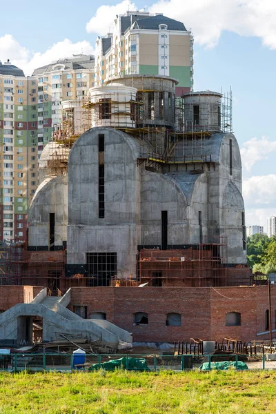 Krasnogorsk, Rusko - červenec 09.2016. Výstavba kostela sv. Mikuláše v nivě Pavshinskaya — Stock fotografie