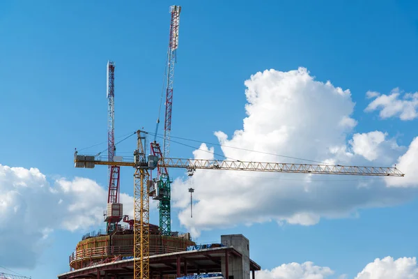 Construction cranes on background of sky with clouds — Stock Photo, Image