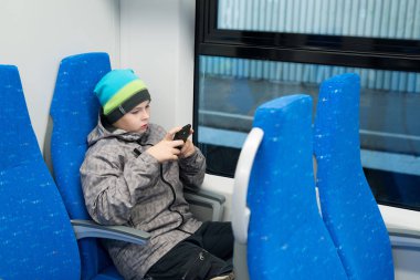 Çocuk tren smartphone üzerinde çalış