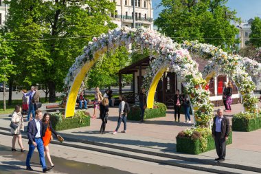Moscow, Rusya Federasyonu-14.2016 olabilir. Tiyatro Meydanı kemerli çiçekler - bahar festivali Moskova ile süslüdür
