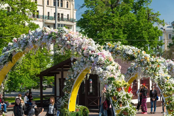 Moscú, Rusia - mayo 14.2016. Plaza del Teatro está decorado con arcos con flores - Festival de primavera de Moscú —  Fotos de Stock