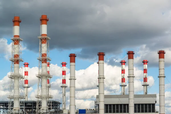 Tuberías de CHP contra el cielo en Moscú, Rusia —  Fotos de Stock