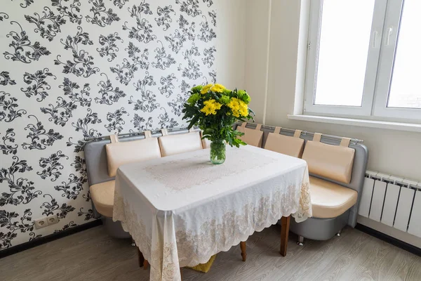 Bouquet of yellow and green chrysanthemums standing on kitchen table — Stock Photo, Image