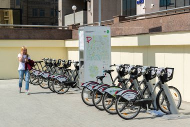 Moskova, Rusya - Haziran 02.2016. Sretensky Bulvarı'nda Bisiklet Kiralama