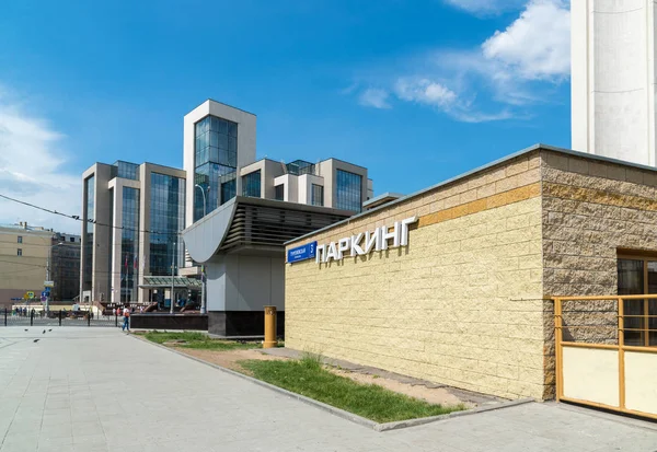 Moskwa, Rosja - czerwca 02.2016. Widok na centralne biuro Lukoil oraz podziemny parking na Sretensky Boulevard — Zdjęcie stockowe