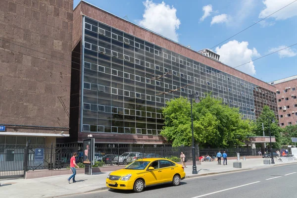 Moskau, russland - juni 02.2016. haus tsentrosoyuz in myasnitskaya street - ein denkmal für die zeit des sowjetischen konstruktivismus — Stockfoto