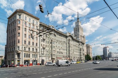 Moskova, Rusya - Haziran 02.2016. Eski konut Afremov ve kırmızı kapı bina sokak tren-işçinin